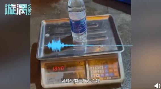 男子深夜吃烤魚,飯店電子秤把500ml水稱出1.8斤,網友看完怒了